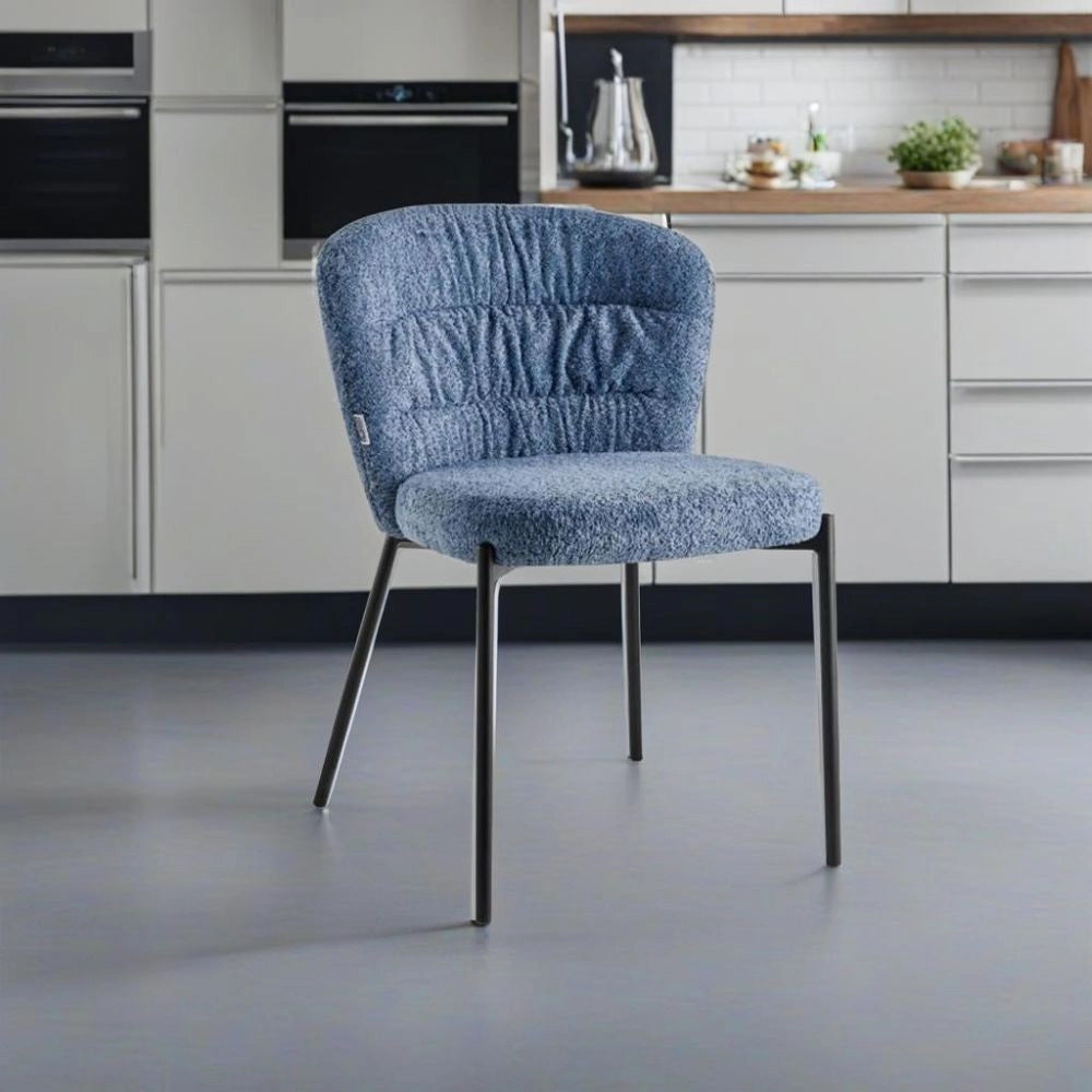 Set 4 Sedie Cami in tessuto teddy azzurro polvere: un connubio di design e comfort
