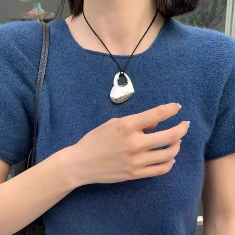 Collana con ciondolo a forma di cuore in argento e corda nera, realizzata a mano, regalo di Natale o compleanno.