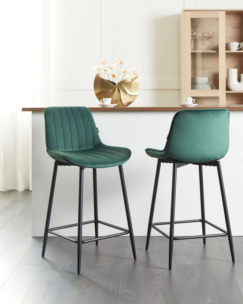 Set di 2 sedie da bar in velluto verde smeraldo gambe in acciaio nero senza braccioli set da pranzo salotto soggiorno moderno