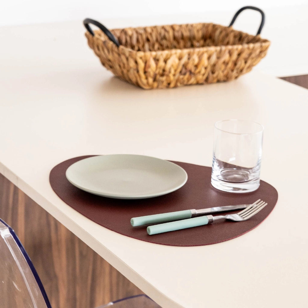 Set di 4 Tovagliette Americane in Similpelle – Eleganti, Antimacchia, Antiscivolo, Impermeabili, Termoresistenti e Lavabili – Utilizzabili da Entrambi i Lati, Ideali per Tavolo da Pranzo o Cucina Bordeaux