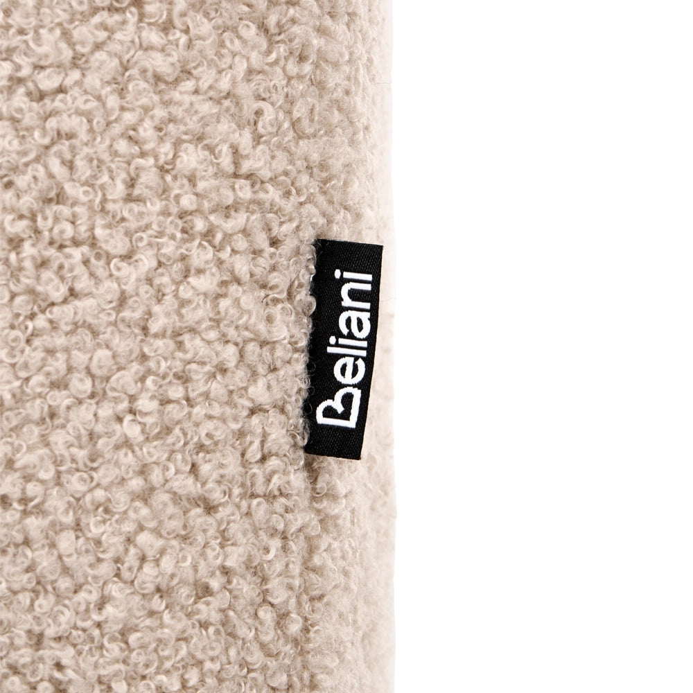 Poltrona beige in bouclé, trapuntatura a bottoni, gambe in rovere, poltrona decorativa, stile tradizionale, soggiorno