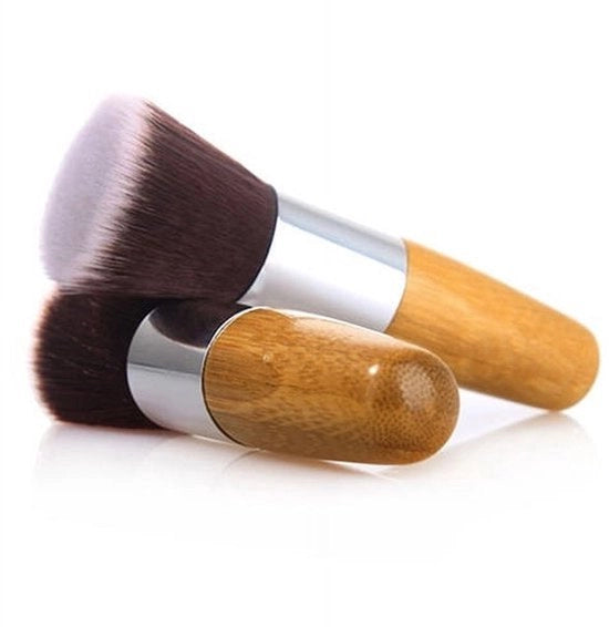 Spazzole per trucco piane adatte per prodotti liquidi, cremosi e in polvere, utilizzabili per levigare, sbattere e spazzolare la pelle del viso.