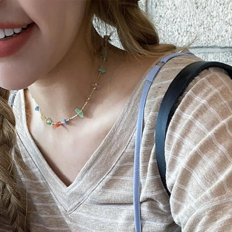 Collana fatta a mano con pietre naturali colorate e cristalli