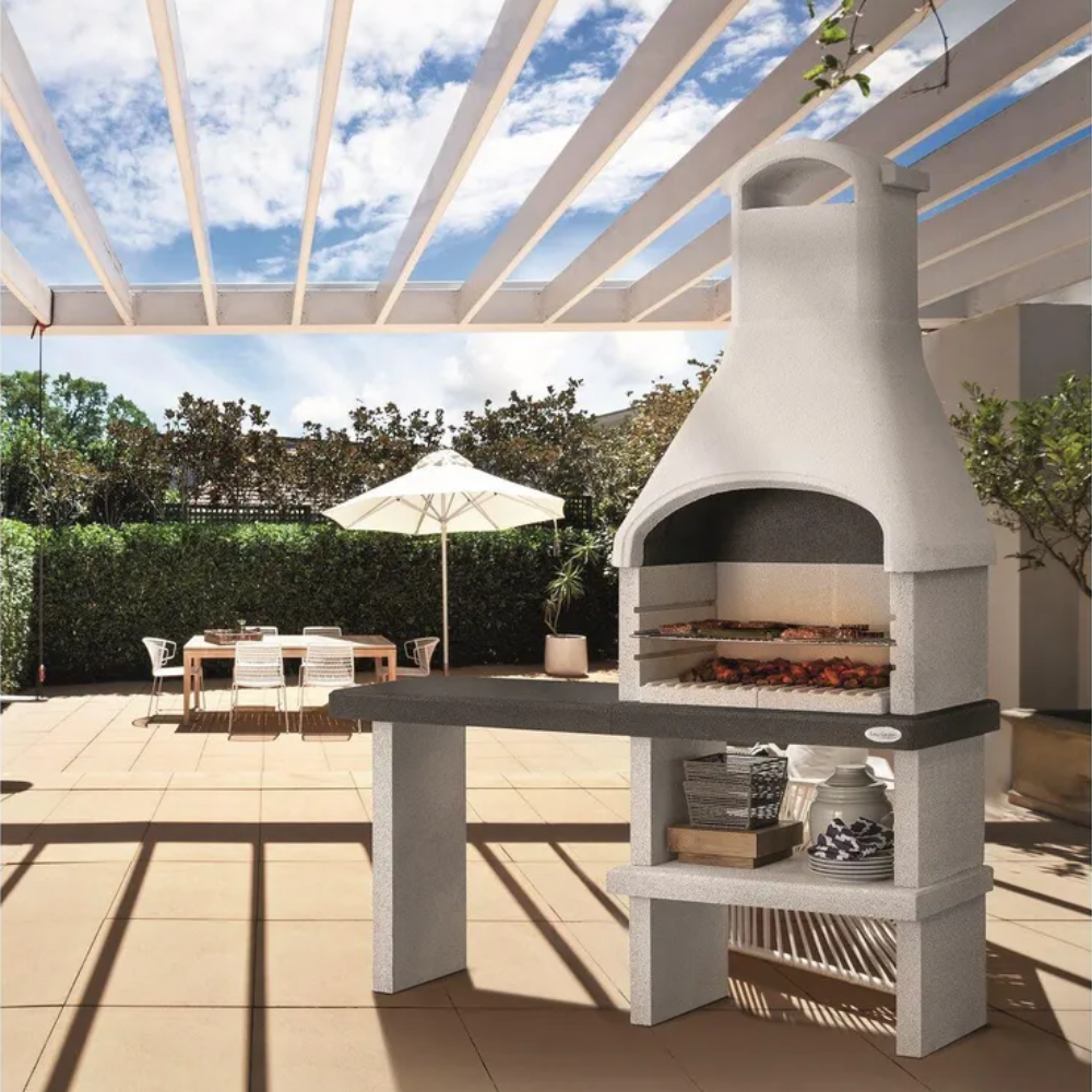 Barbecue in cemento orlando con griglia regolabile e piano d'appoggio