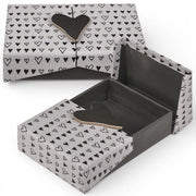 Set di 2 scatole regalo - Cassetta di sorpresa - Riciclabile e elegante - Grigio con cuore - Ideale per regali - Adatto per ogni occasione - Modello:  - Codice prodotto:  - Dimensioni:  - Peso:  - Materiale: