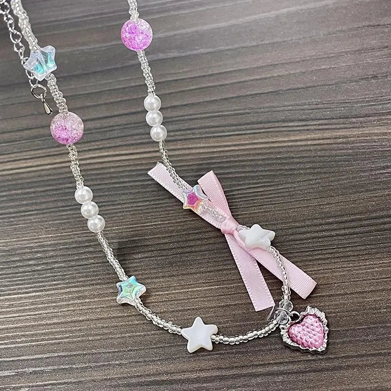 Collana con ciondolo a forma di cuore rosa e fiocco, realizzata a mano con perline e zirconi. Regalo di Natale per donna, regalo di compleanno.