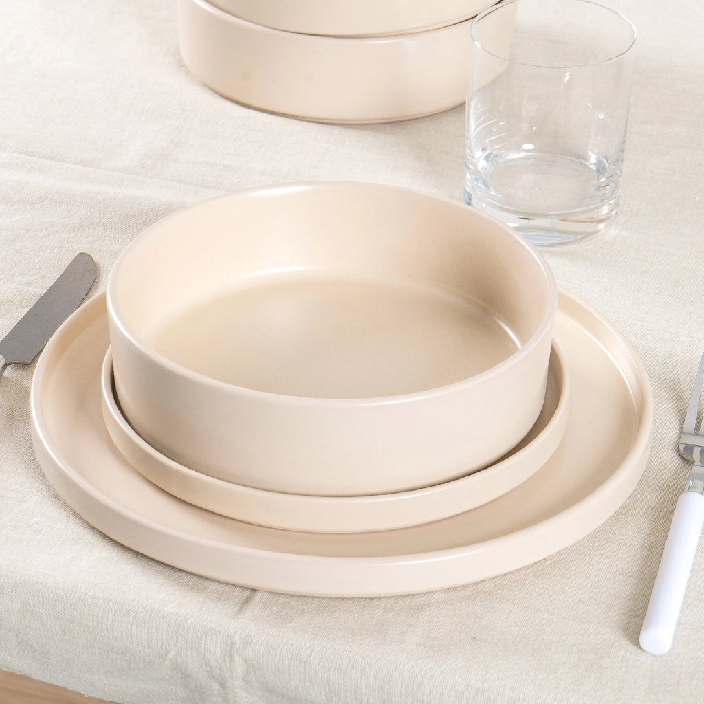 Set 18 Piatti in Porcellana Colorati Servizio Tavola Moderno 6 Persone Piatti Piani Ø27 cm, Fondi Ø20 cm e Dessert Ø19 cm Lavastoviglie e Microonde Certificati per Contatto Alimentare Crema