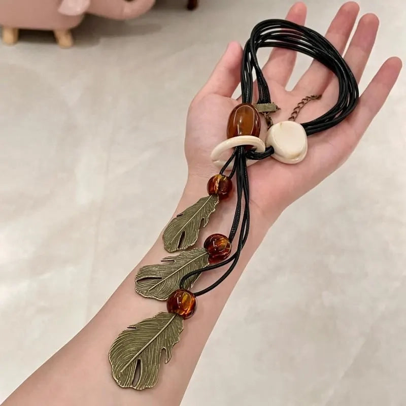 Collana vintage con ciondolo a foglia e perline: gioielli con nappe fatti a mano