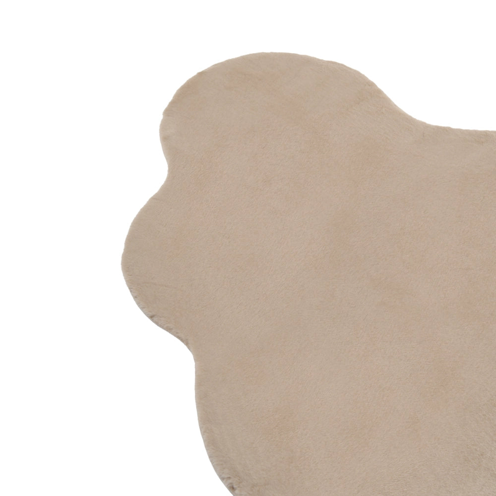 Tappeto Irregolare Beige in Finta Pelliccia 80 x 120 cm a Pelo Lungo per Soggiorno con Retro in Poliestere Stile Moderno