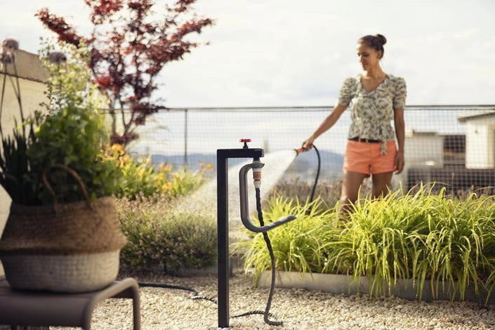 Gardena 18590-20 Liano TapFix Supporto per Tubo da Giardino fino a 20 m Montaggio Senza Viti Resistente UV e Gelo colore Nero