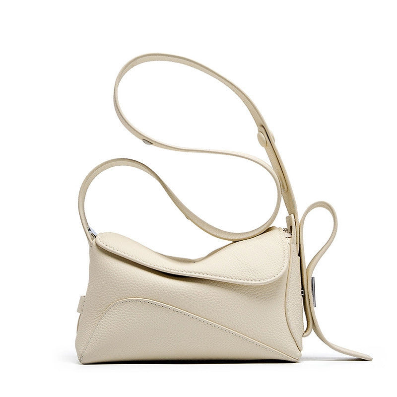 Borsa a tracolla da donna in vera pelle, spaziosa e casual, colore bianco.