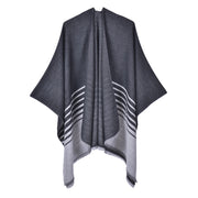 Mantella calda da donna reversibile in maglia con spacco e nappine.