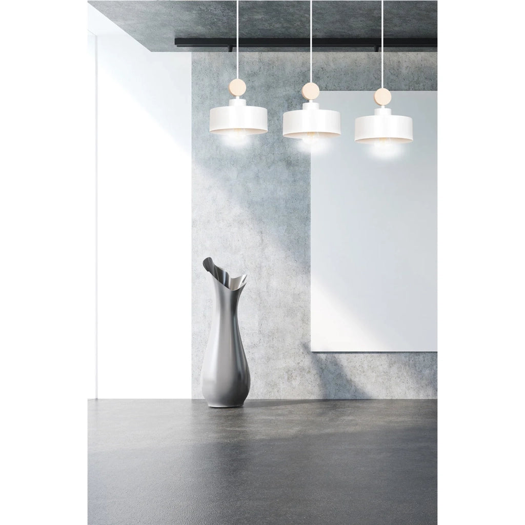 Lampadario 3 Luci Zhurong In Acciaio Bianco E Paralumi Con Legno Naturale