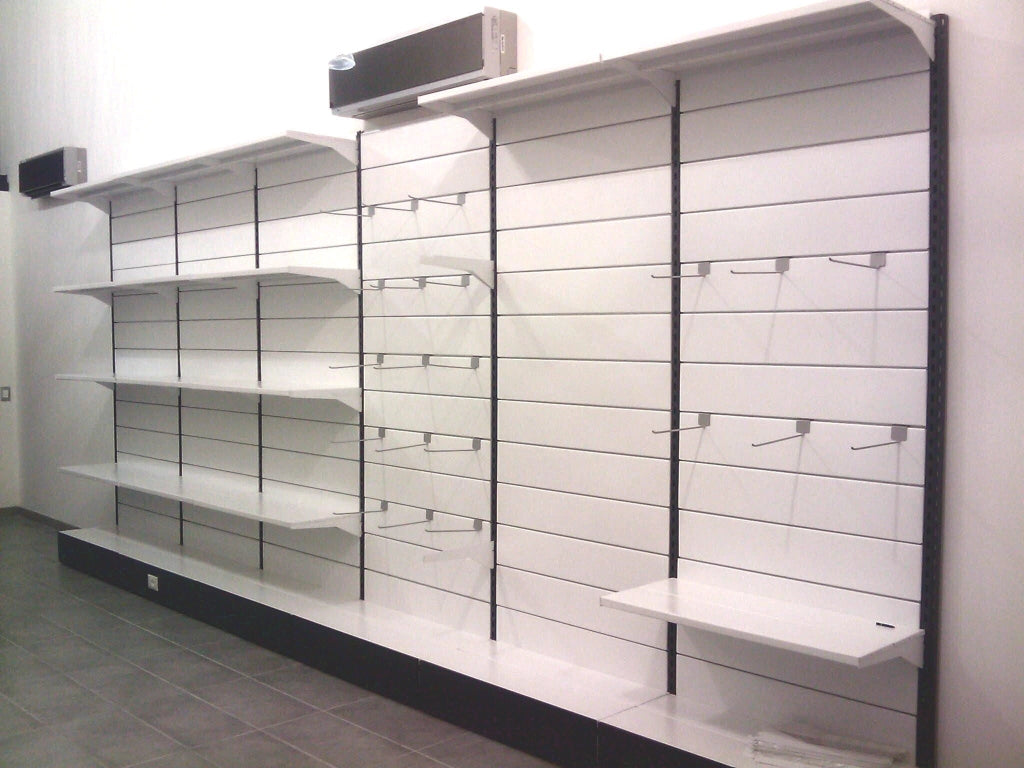 Arredo negozio con scaffalatura a parete verniciata cm. 80x50x300h