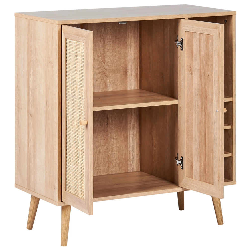 Credenza 2 ante in rattan legno chiaro con ripiano per bottiglie stile boho elegante