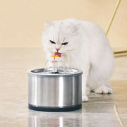 Fonte per animali da 2,5L in acciaio inossidabile, con alimentazione USB per cani e funzione automatica per gatti.