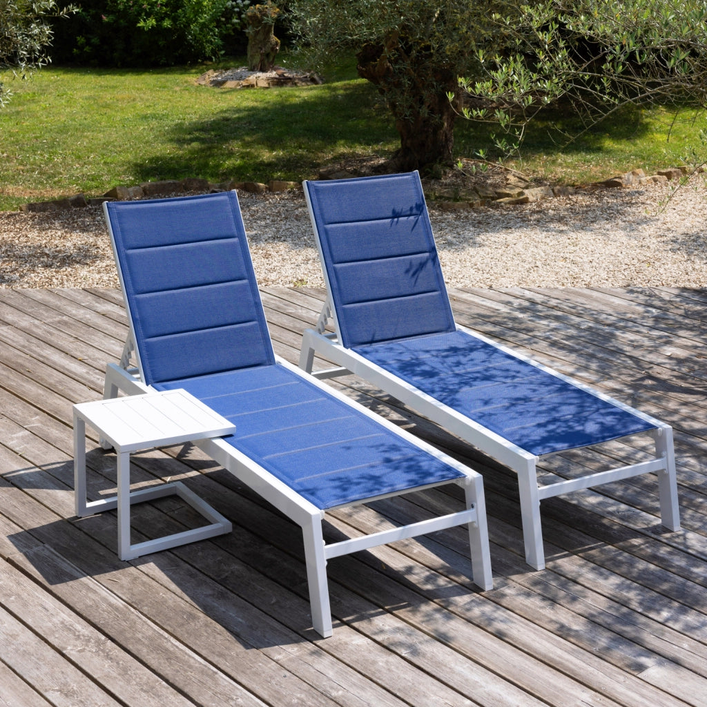 Set di 2 lettini BARBADOS in textilene blu eTavolino - alluminio bianco