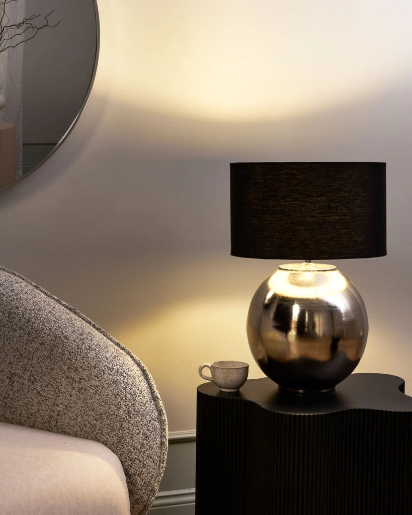 Lampada da tavolo a stelo con paralume in tessuto e base in ottone Design moderno Soggiorno