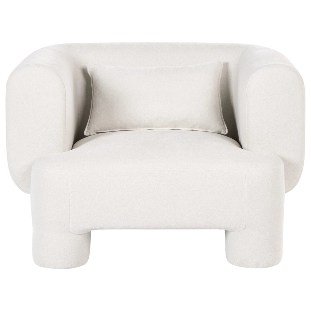 Poltrona in tessuto bianco con rivestimento in peluche, gambe cilindriche e stile organico