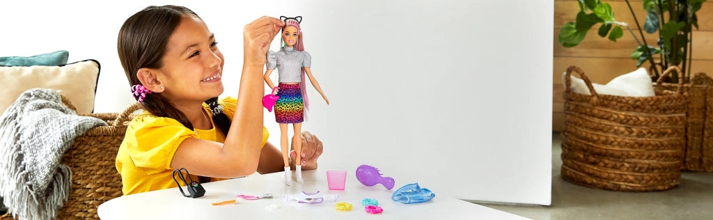 Barbie ​ - Capelli Multicolor con capelli con funzione cambia colore, include 16 accessori alla moda; 3+ Anni