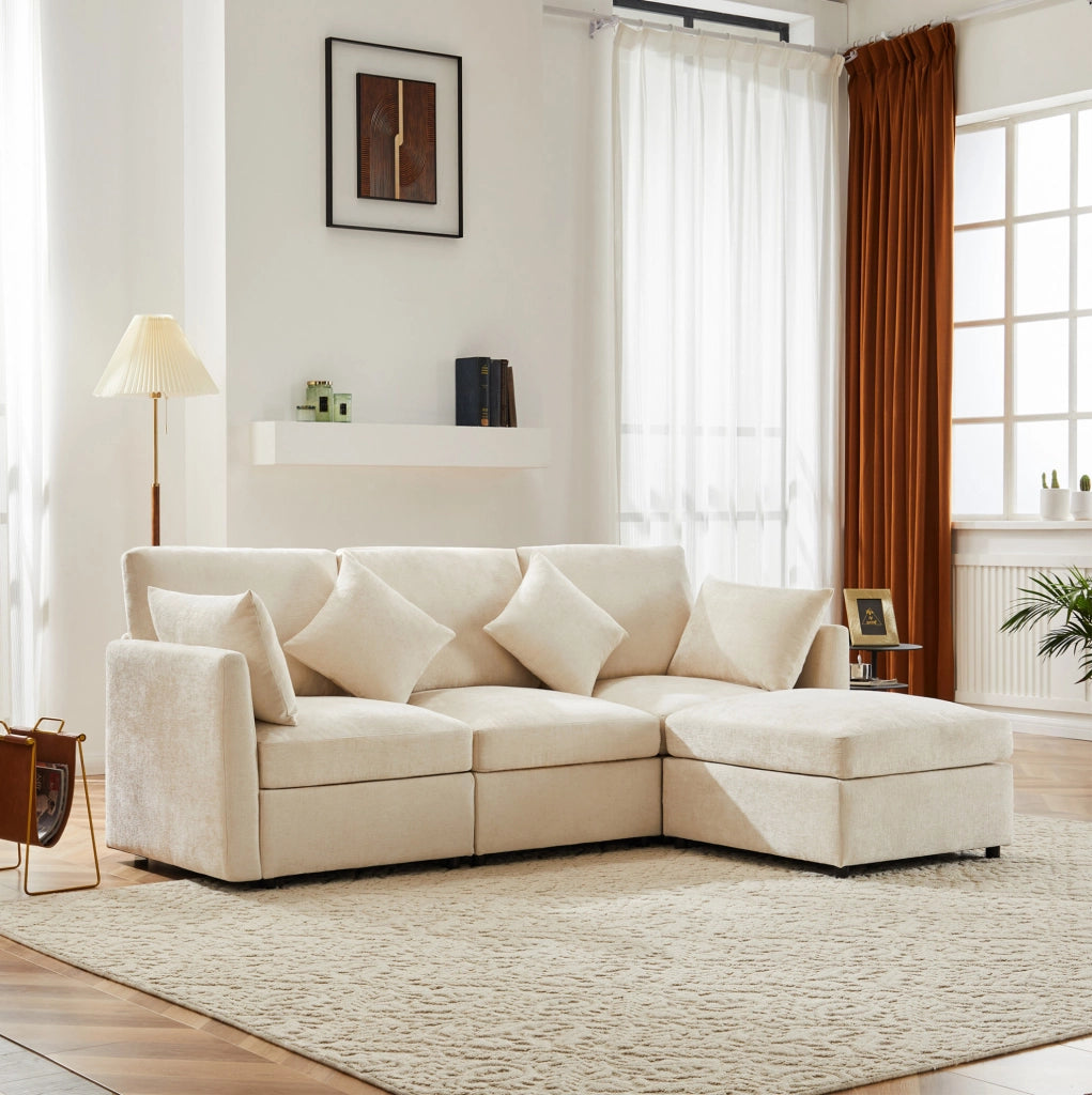 Divano angolare modulare 3 posti in ciniglia beige con poggiapiedi mobile e quattro cuscini