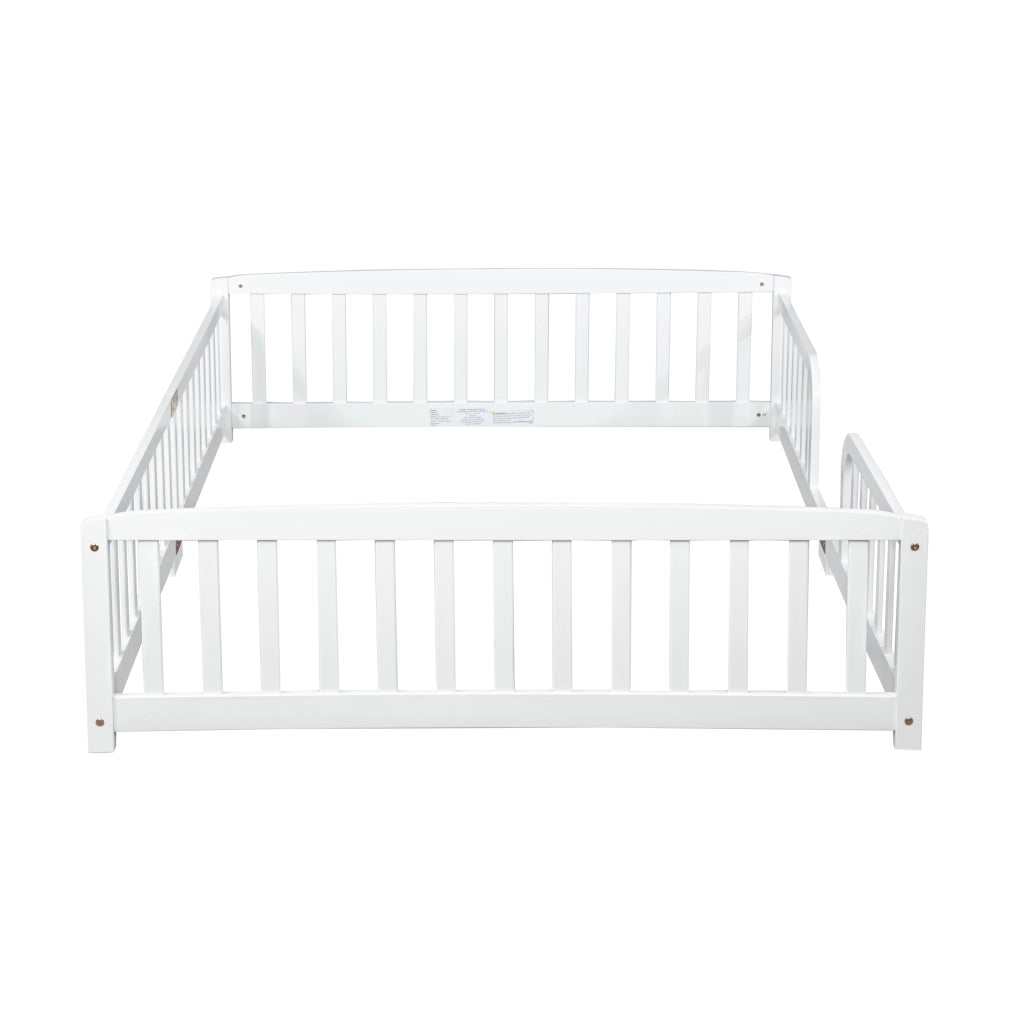 Letto basso matrimoniale 140×200 cm con accesso centrale e barriere di sicurezza; senza materasso; bianco