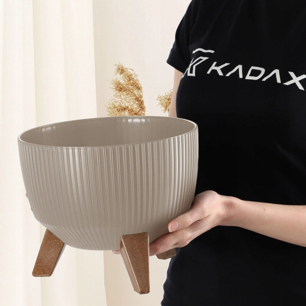 Coprivaso KADAX con gambe e vaso interno, 29 cm, a righe beige.