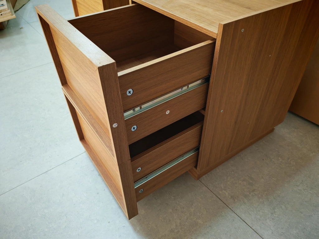 Comodino moderno minimalista in MDF effetto rovere con 2 cassetti, 38 x 48 x 55 cm