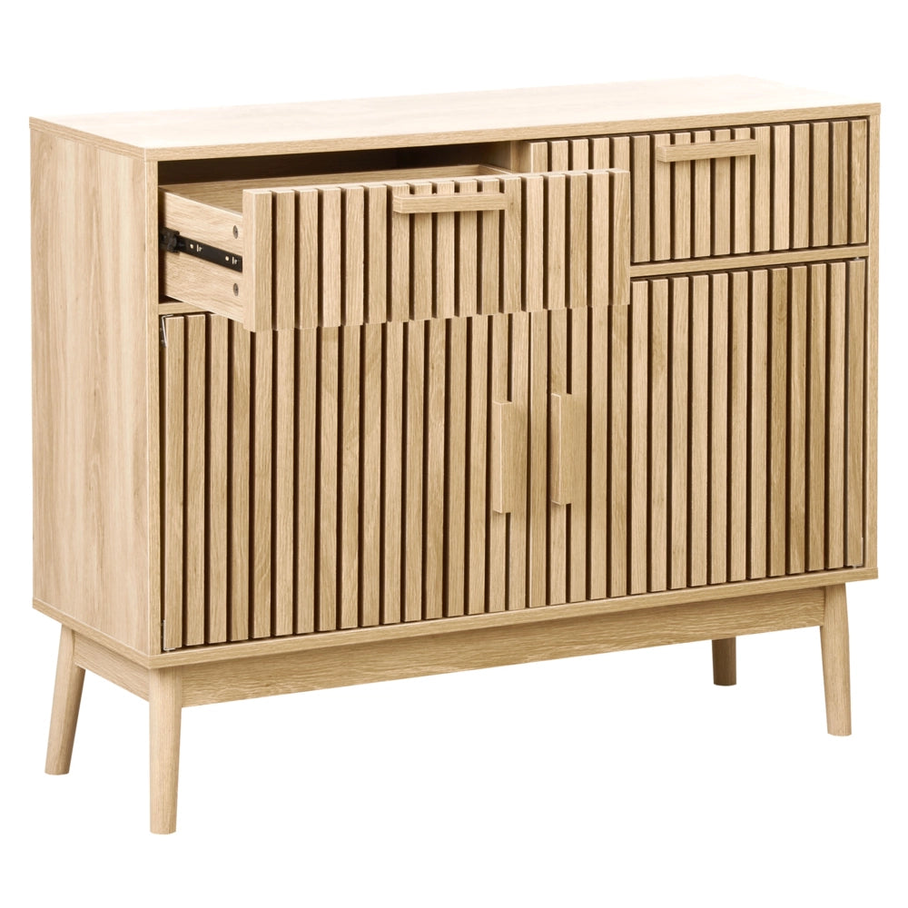 Credenza in legno massiccio chiaro con cassetti, scomparti, ante e cassettiera in stile scandinavo.