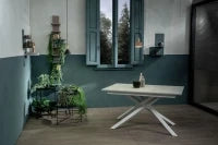 E-STYLO Tavolo allungabile con top cemento bianco in melaminico e base in metallo bianco, 90cm X 140/ 190cm H. 76cm.