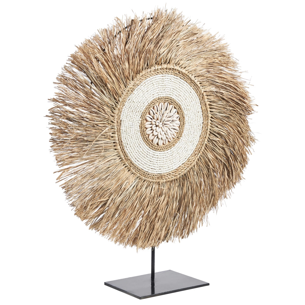 Ornamento in paglia con conchiglie in legno chiaro, fatto a mano, design marino naturale Arte contemporanea