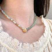 Collana fatta a mano con perline di pietra verde: gioiello leggero con perline.