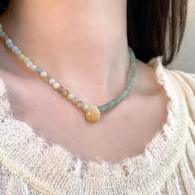 Collana fatta a mano con perline di pietra verde: gioiello leggero con perline.
