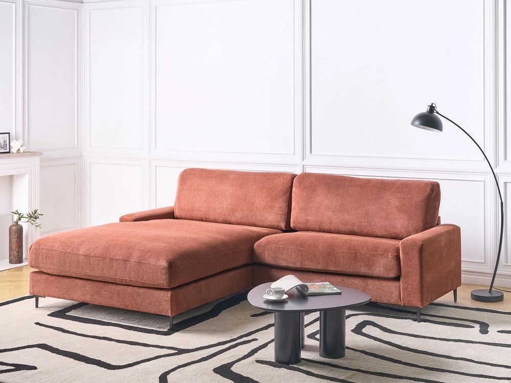 Divano angolare in tessuto rosso lato destro con schienale imbottito e finitura idrorepellente con gambe in metallo nero soggiorno in stile moderno