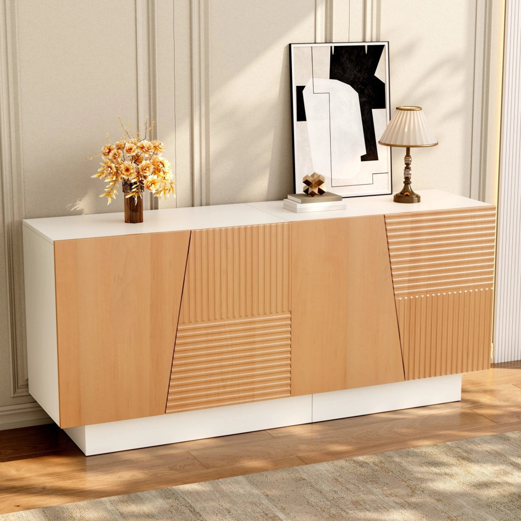 Sideboard a 4 ante con scanalature geometriche; ripiani regolabili; MDF e truciolare; bianco e naturale