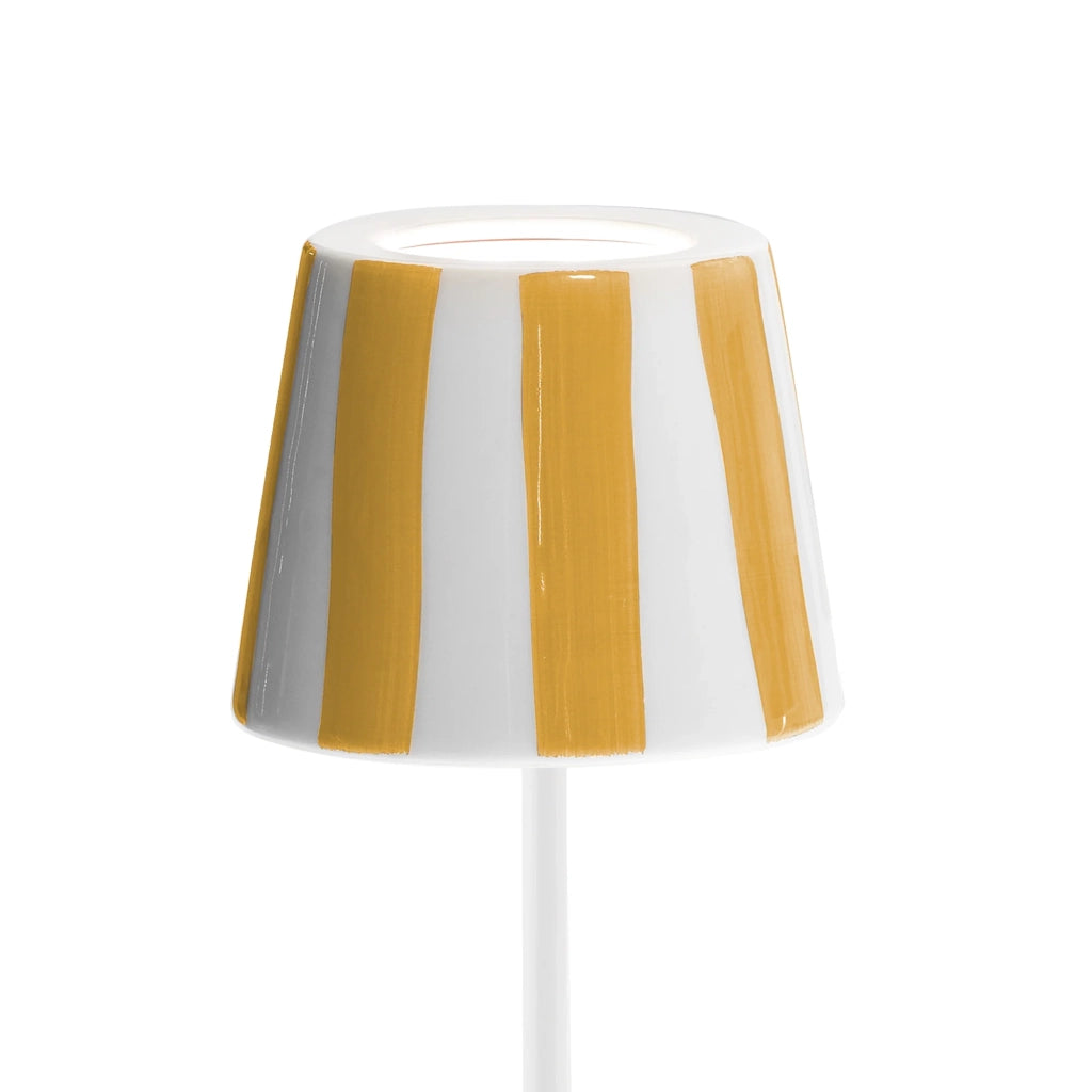 Lampada a led da tavolo Poldina Lido a righe gialle ricaricabile e dimmerabile con batteria fino a 12 ore. Per uso esterno IP65