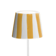 Lampada a led da tavolo Poldina Lido a righe gialle ricaricabile e dimmerabile con batteria fino a 12 ore. Per uso esterno IP65