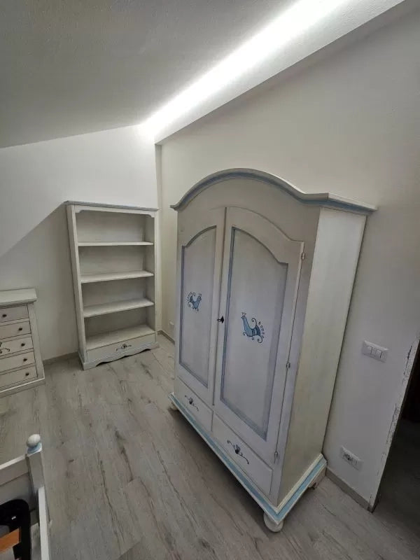 Armadio 2 porte legno shabby bianco anticato filo azzurro pavoncella 125x61x200 - Mobili 2G
