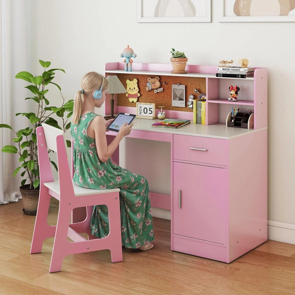 Set Scrivania e Sedia per Bambini 3+ Anni, Tavolo da Scrittura in Legno con Mensole, Cassetto e Bacheca in Sughero, Tavolo e Sedia per Disegno e Studio (Rosa)