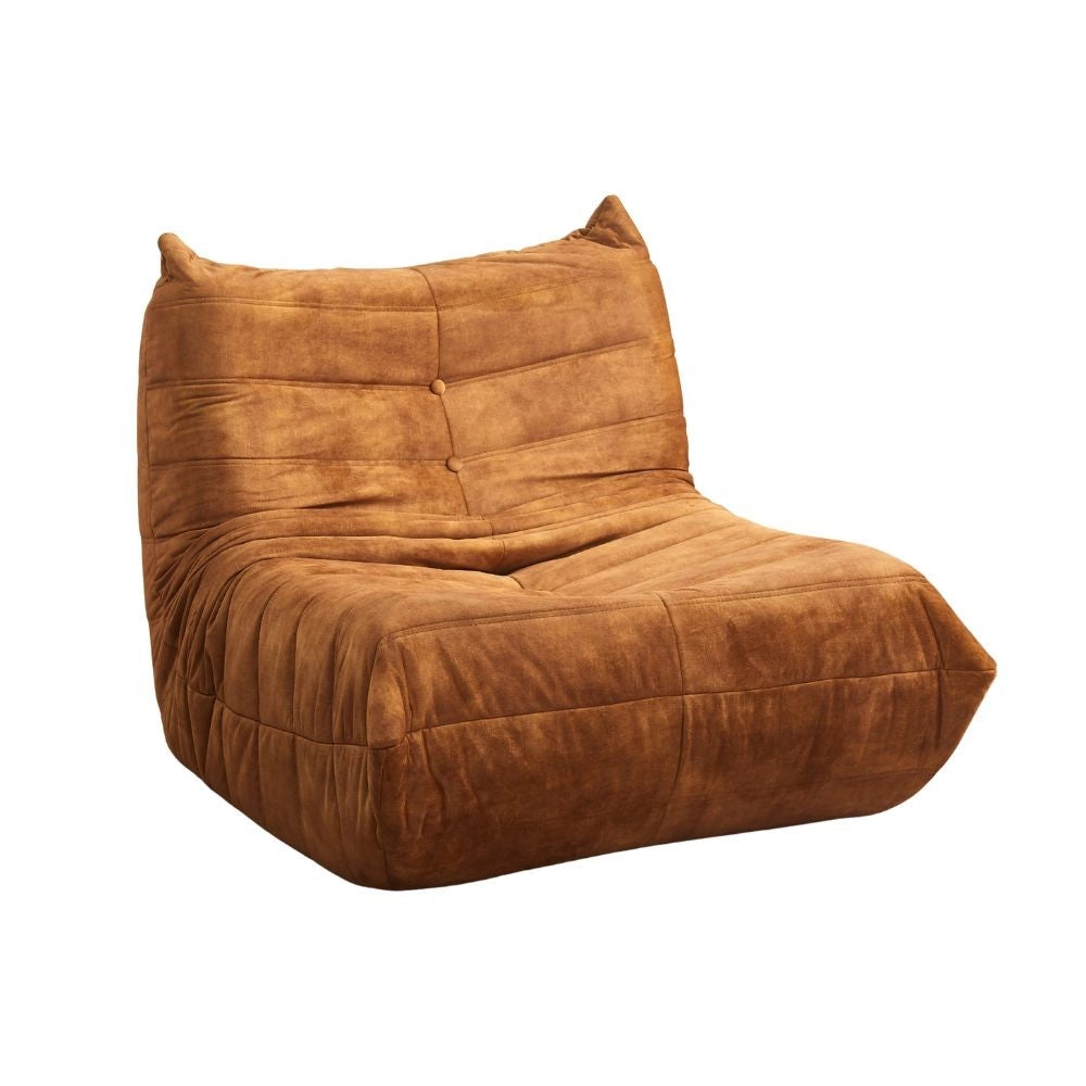 Poltrona in morbida schiuma e rivestita in tessuto caramello Horace – Comfort e relax in ogni ambiente