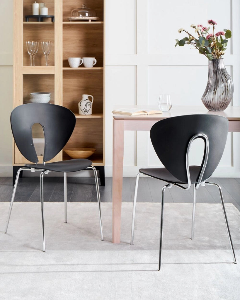 Set di 2 sedie da pranzo impilabili con sedile in plastica senza braccioli nero stile moderno