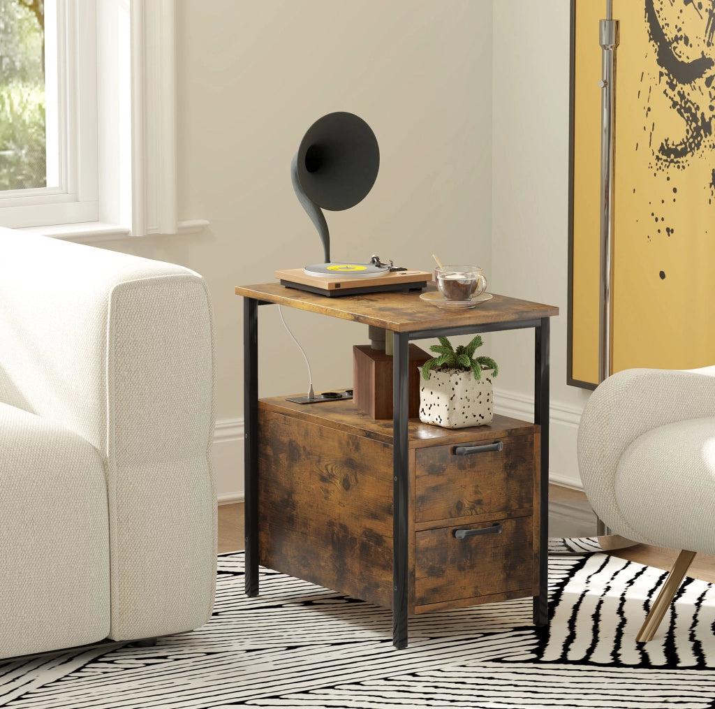 Tavolino laterale 55x35x58.5 cm con prese integrate; 2 cassetti e ripiano aperto in legno marrone