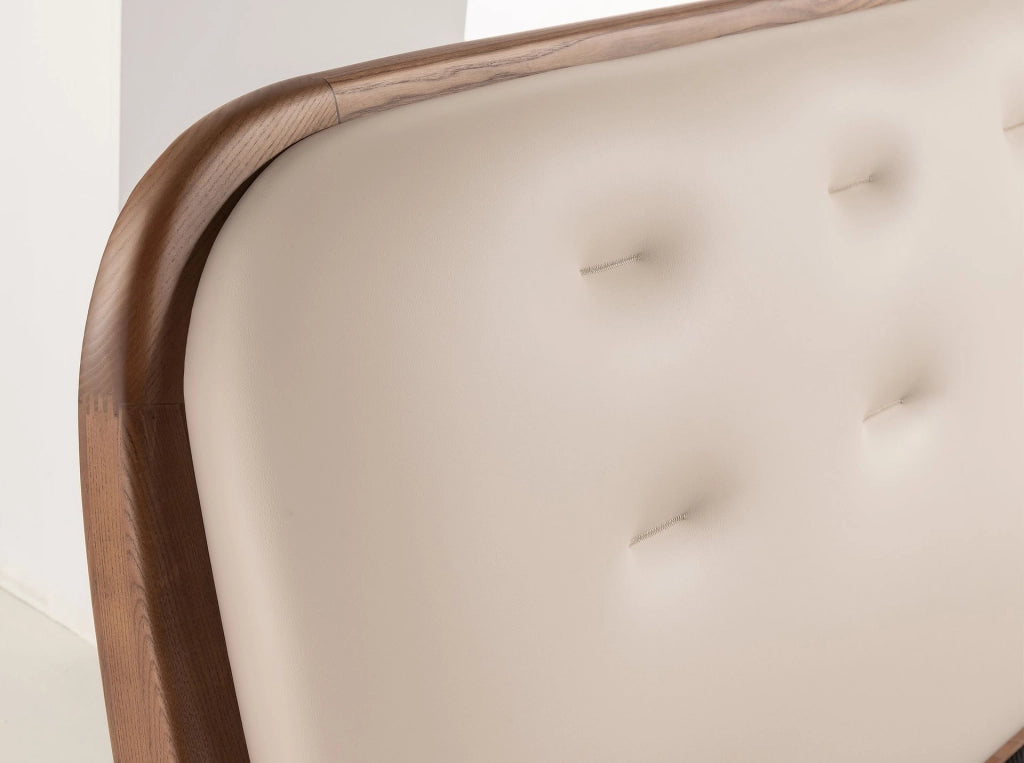 Letto in similpelle color sabbia