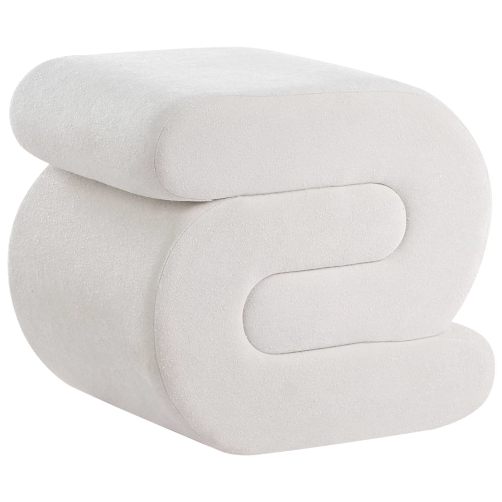 Pouf poggiapiedi imbottito a forma di S per il soggiorno in tessuto di ciniglia bianco sporco
