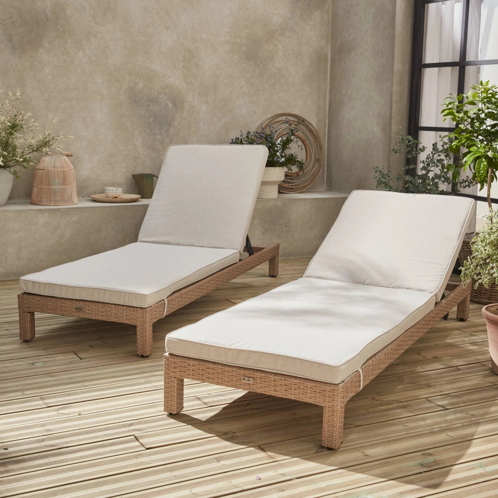 Set 2 lettini prendisole in resina intrecciata, marrone naturale