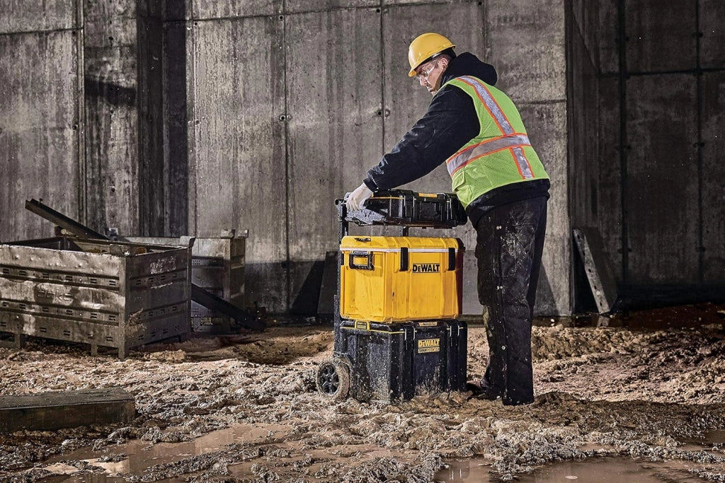 DEWALT DWST83295-1 - VASCA CON RUOTE - Schiuma strutturale di polipropilene espanso, Speciale disegn dell’apertura del coperchio con maniglia mobile per garantire il massimo volume di stoccaggio