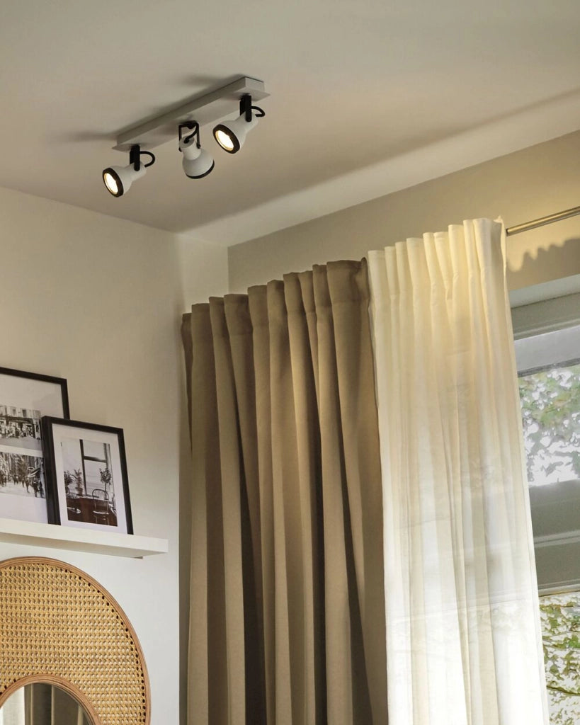 Plafoniera 3 luci in metallo bianco e nero a braccio oscillante con paralume a cono faretto a binario rettangolare di design