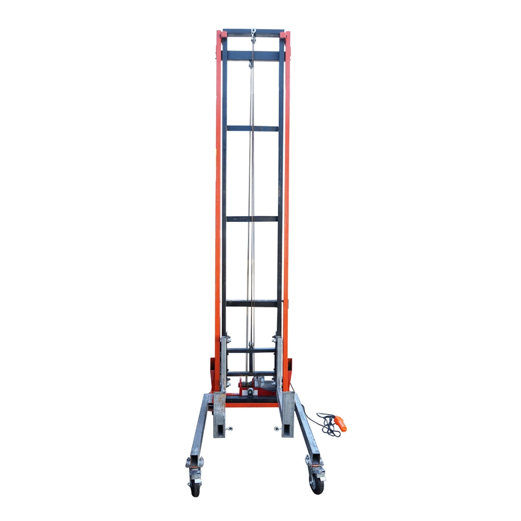 Elevatore elettrico per materiali edili, altezza massima 6 m, portata 265 kg con telecomando.