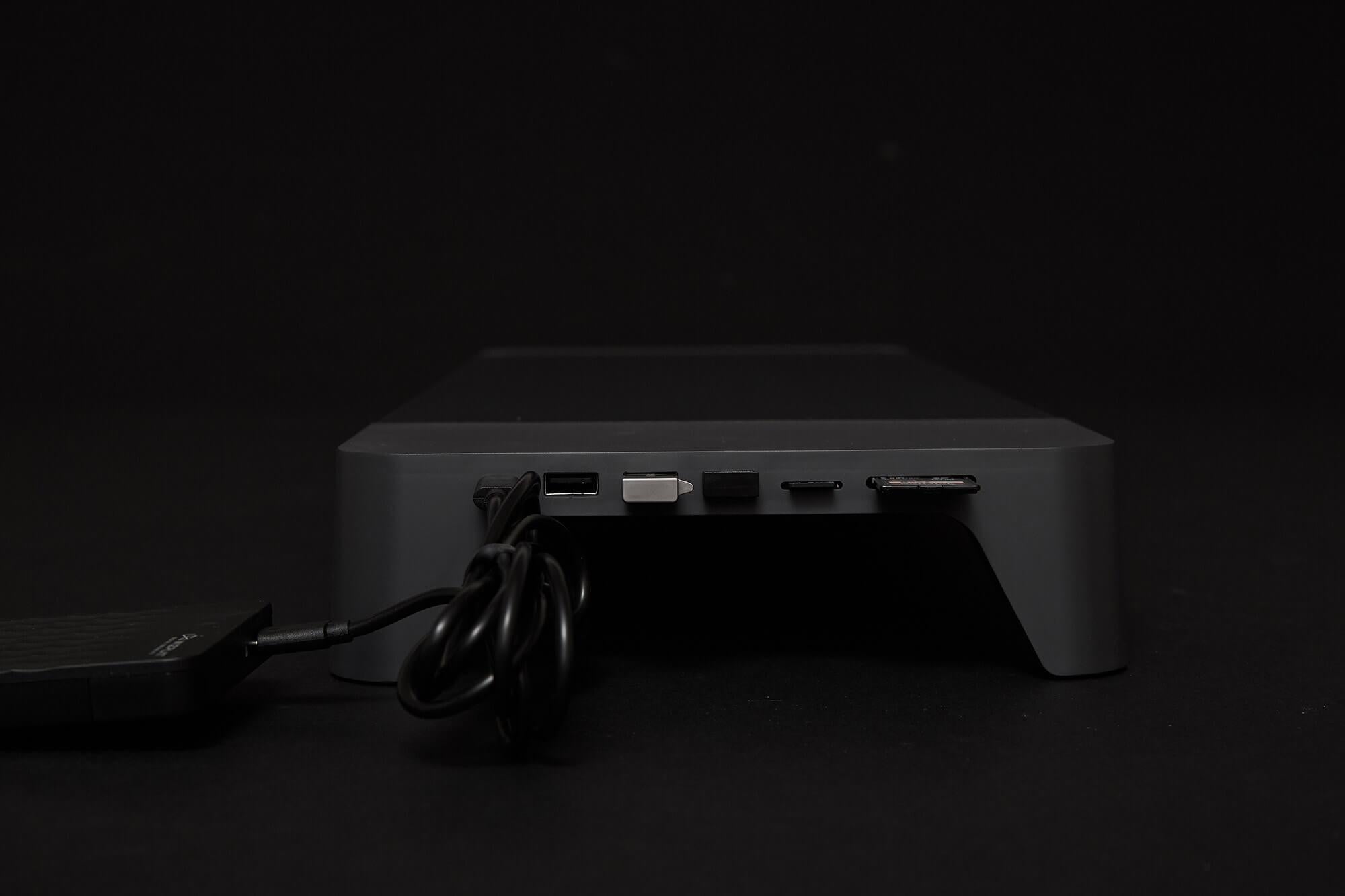 Supporto Monitor da Scrivania 56x20x5,7 cm con Entrata USB e Base di Ricarica Wireless Nero