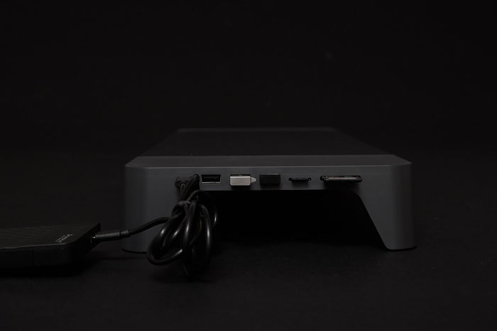 Supporto Monitor da Scrivania 56x20x5,7 cm con Entrata USB e Base di Ricarica Wireless Nero